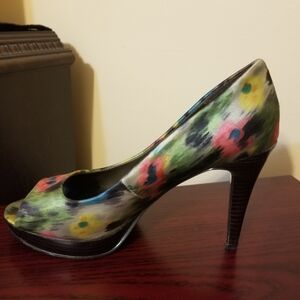 Bandolino peep toe 4 in. Size 7